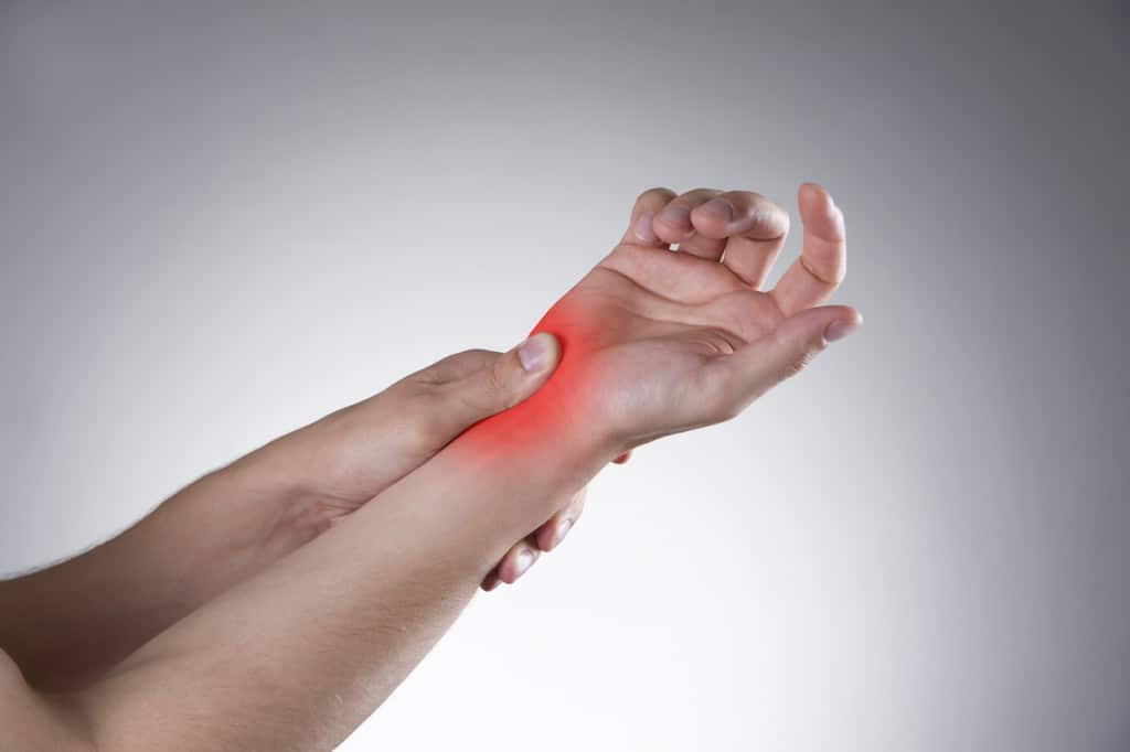 Rheumatische Schmerzen im Handgelenk