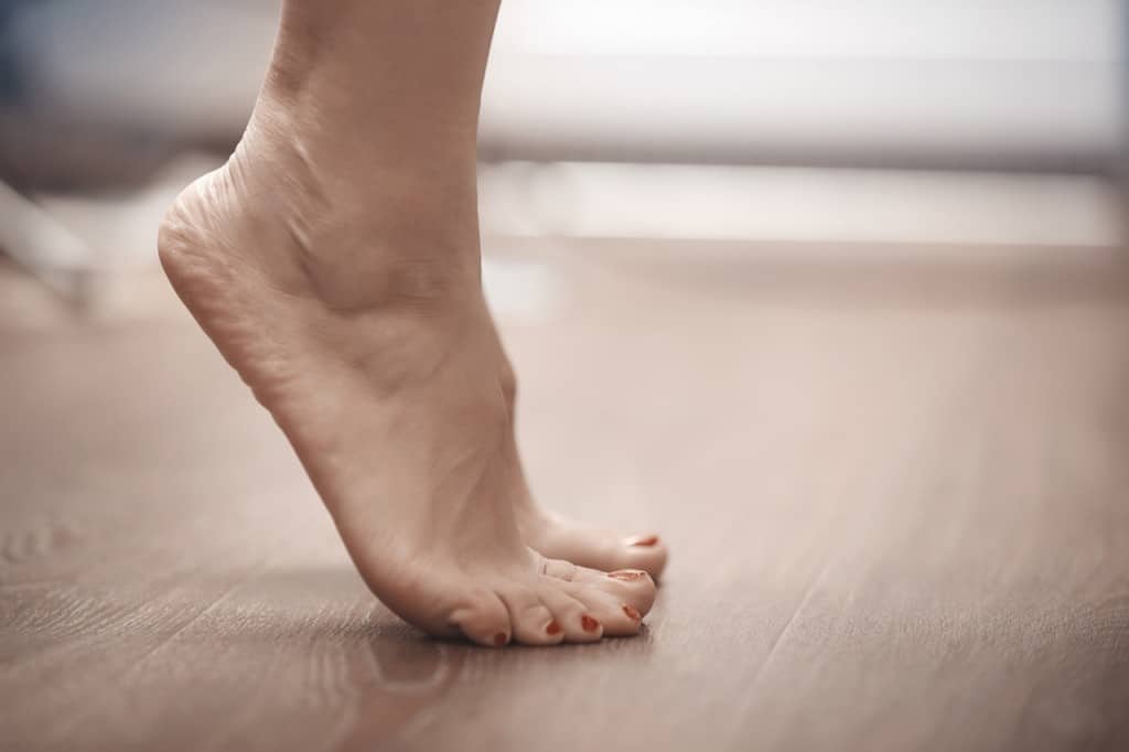 Die Füße einer Frau mit Spitzfuß-Fehlstellung