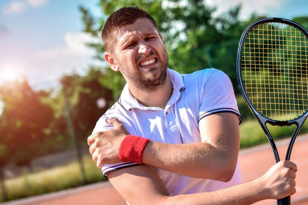 Tennisspieler mit Schulterschmerzen wegen Impingementsyndrom