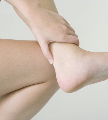 Schmerzender Fuß durch Reizung der Achillessehne.