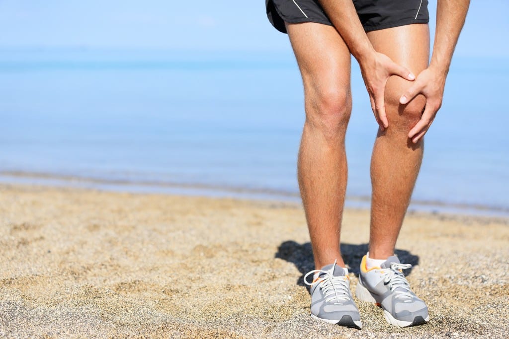 Eine Thrombose im Knie verursacht Beinschmerzen und führt zu Schwellungen