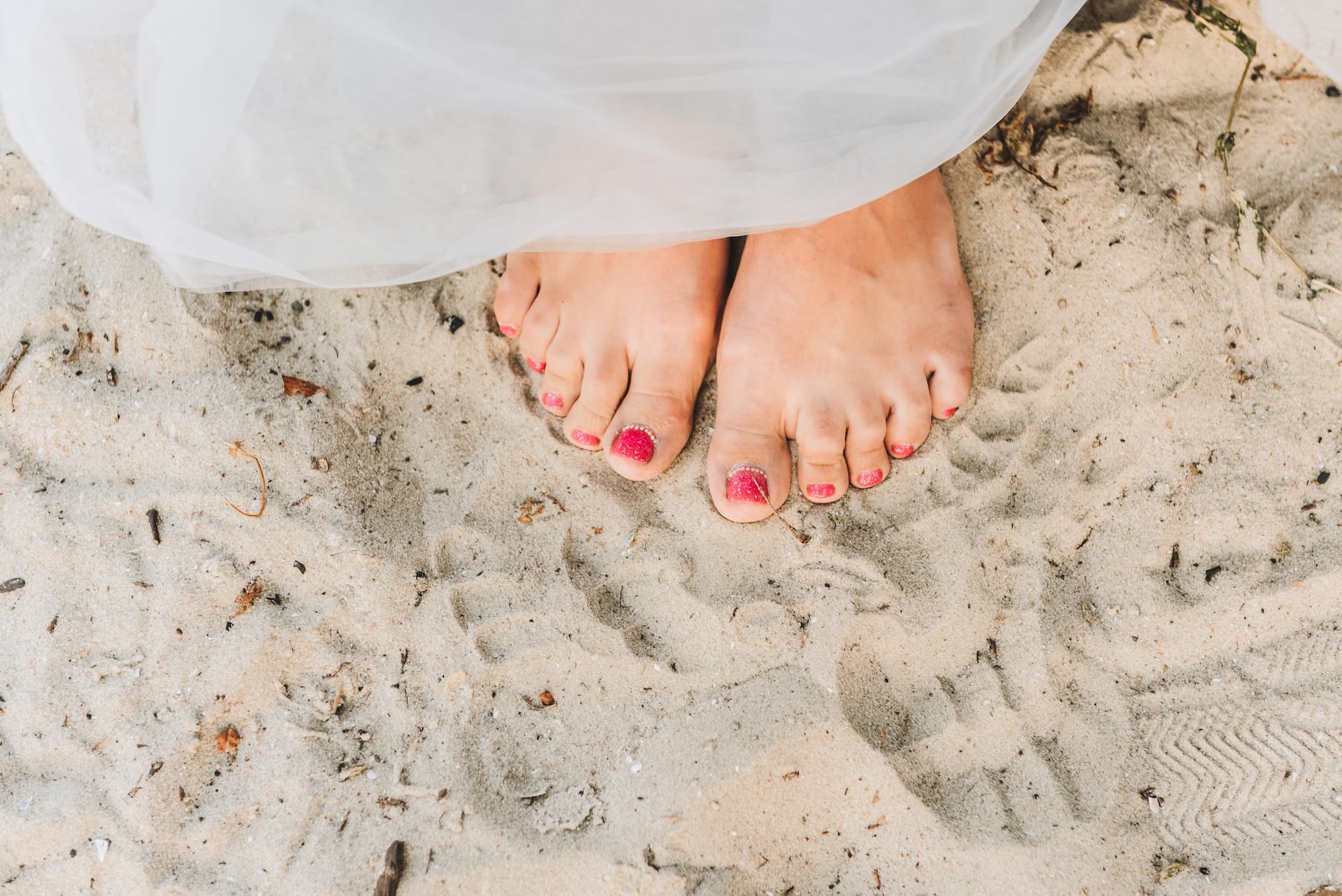 Nackte Füße an einem Sandstrand